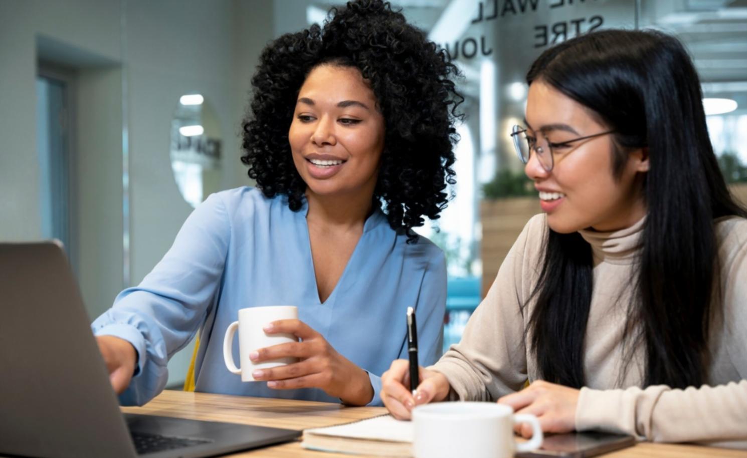 Computer-Bildschirm zeigt Finanzanalyse-Software mit Diagrammen